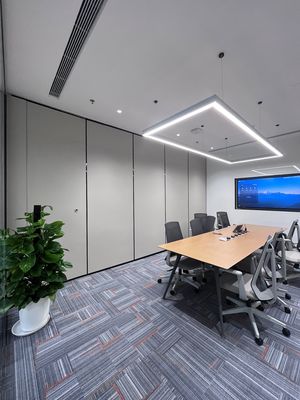 kopen Aluminium- en staalframe conferentieruimte Verhuisbare afschermingen met vrij oscillerende panelen online manufacture