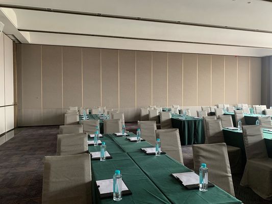 18M op maat gemaakte geluidsdichtingswand met verticale elementverbindingen