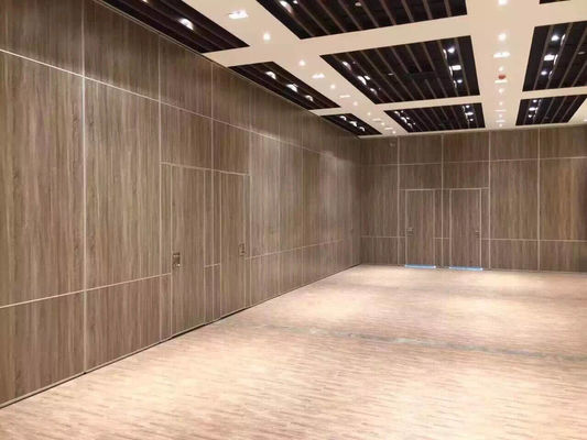 Glijdend akoestisch wandpaneel, kantoor grote zaal Houten muur voor kantoor