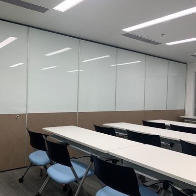 Banketzaal / conferentieruimte Verhuisbare scheidingswand voor geluidsisolatie