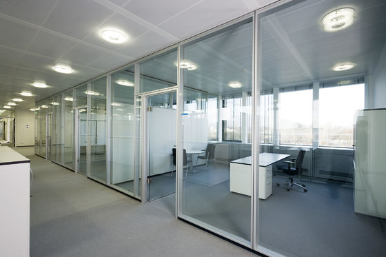 Geluidsdichte kantoren met een aluminium raam met een panoramisch beeld