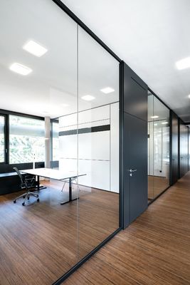 Frameless Glass Partition Wall System voor kantoor Privacy 12mm gehard glas met aluminiumprofiel Panorama glas partitie