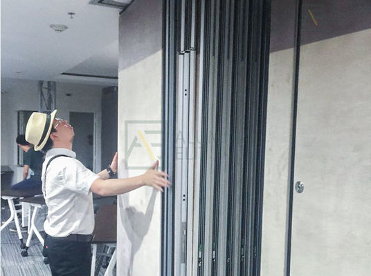 Goede prijs. Commerciële verplaatsbare muren met een dikte van 68 mm-105 mm, 304 roestvrijstalen rollen en 56 dB geluidsisolatie online