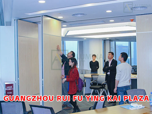 Goede prijs. Brandwerende Houten Akoestische Scheidingswand met 6061-T6 Profiel en Q235 Stalen Frame voor Co-Working Spaces online